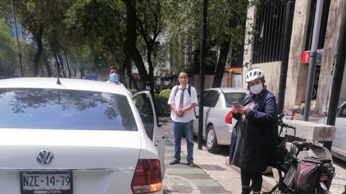 Xóchitl Gálvez sufre incidente en bici sobre Reforma; llama a respetar la ciclovía