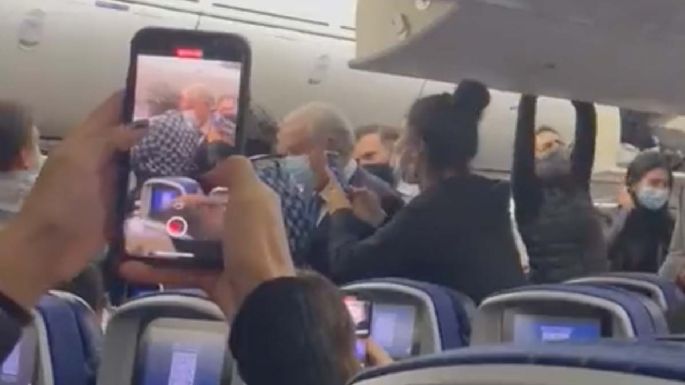 Entre gritos de apoyo y abucheos recibieron a AMLO en el avión de regreso a México