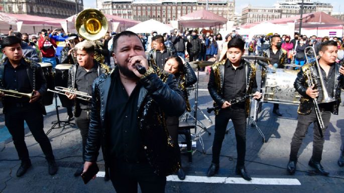 Simpatizantes de AMLO celebran su cumpleaños 68 en el Zócalo