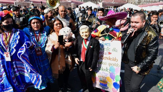 Simpatizantes de AMLO celebran su cumpleaños 68 en el Zócalo