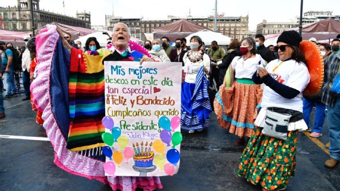 Simpatizantes de AMLO celebran su cumpleaños 68 en el Zócalo