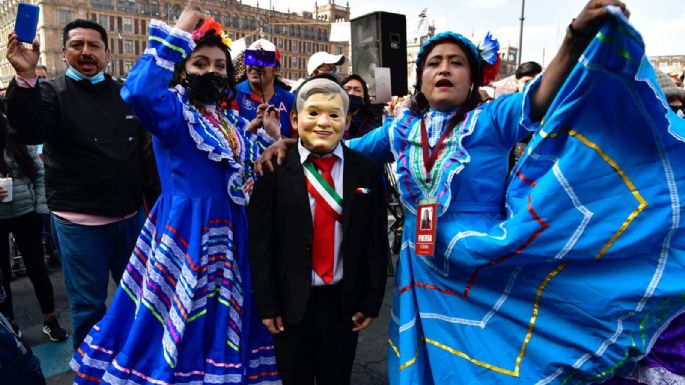 Simpatizantes de AMLO celebran su cumpleaños 68 en el Zócalo