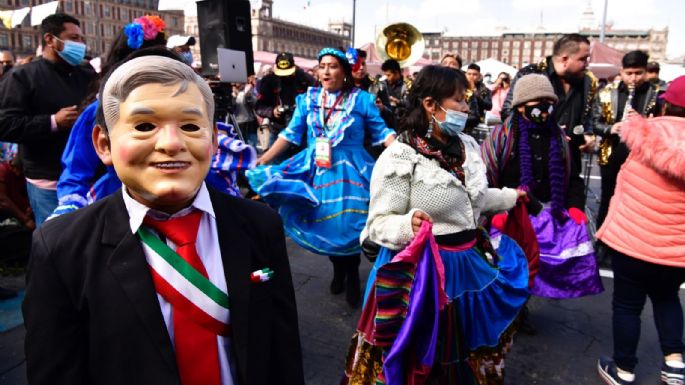 Simpatizantes de AMLO celebran su cumpleaños 68 en el Zócalo