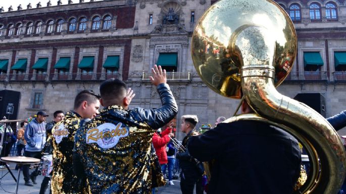 Simpatizantes de AMLO celebran su cumpleaños 68 en el Zócalo