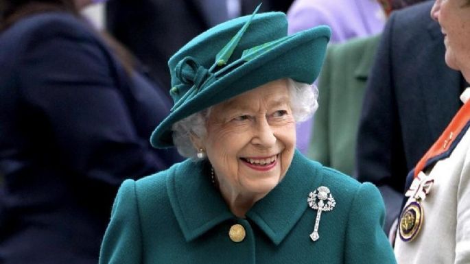 Reina Isabel II pospone su reaparición pública por un dolor en la espalda