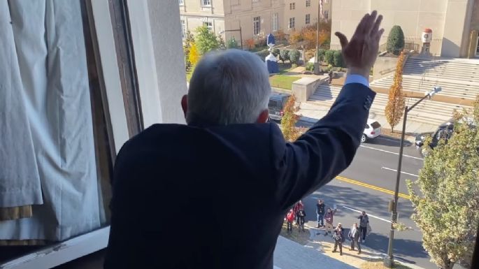 Así saludó AMLO a los migrantes mexicanos en Washington (Video)