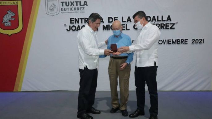 Gobernador y alcalde morenistas condecoran a Patrocinio González, secretario de Gobernación con Salinas de Gortari