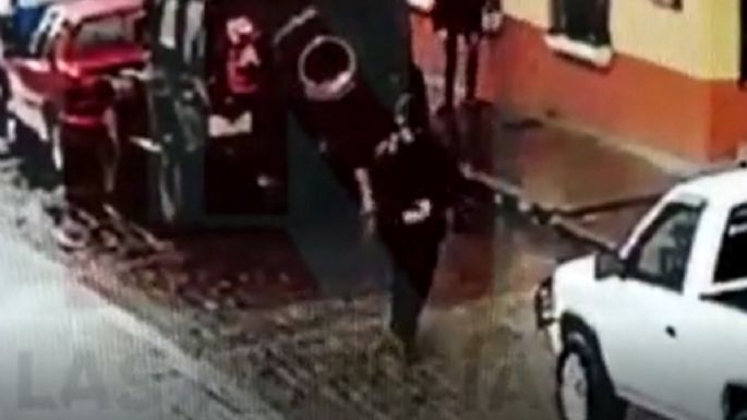 Video capta el momento en que un sujeto apuñala a su suegra en Zacatlán, Puebla