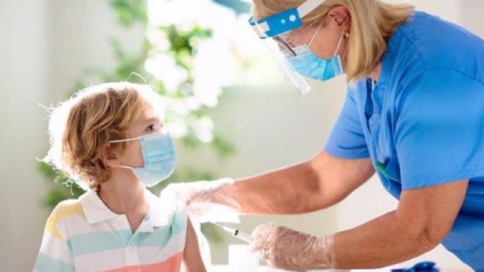 Médicos ven "débil" el argumento que apoya vacunar a menores de 12 años para proteger a sus familiares