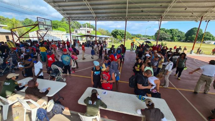 Caravana migrante detiene su trayecto y pacta mesas con el INM