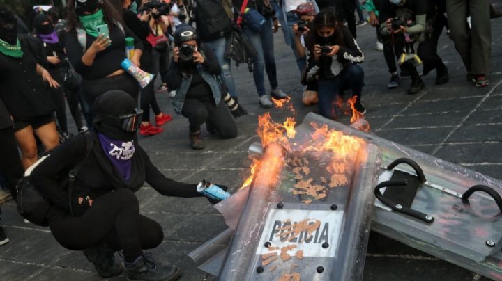 Marcha del 25N avanza hacia el Zócalo, entre acciones violentas de un grupo de encapuchadas
