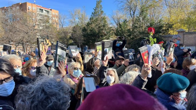 La escritora Almudena Grandes fue despedida en un funeral multitudinario en Madrid