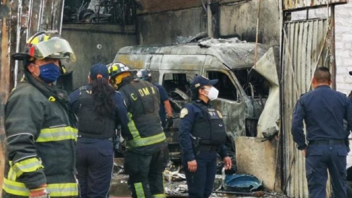 Incendio en taller mecánico deja cuatro autos calcinados en la alcaldía Venustiano Carranza