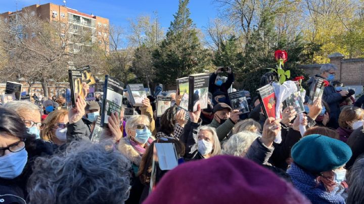 La escritora Almudena Grandes fue despedida en un funeral multitudinario en Madrid