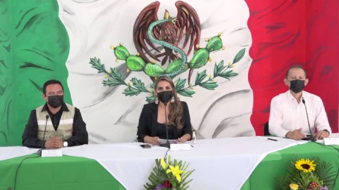 Evelyn Salgado presenta una bandera con la "S" de su apellido: a estas sanciones se haría acreedora