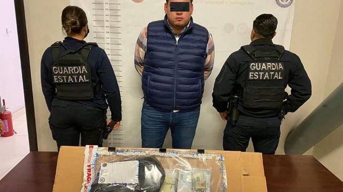 Detienen a funcionario municipal de Tijuana con casi 300 mil pesos en efectivo