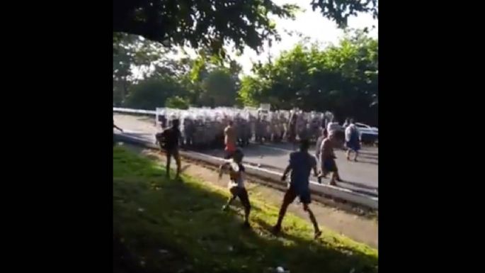 Chocan migrantes e integrantes de la Guardia Nacional; cinco agentes heridos (Video)