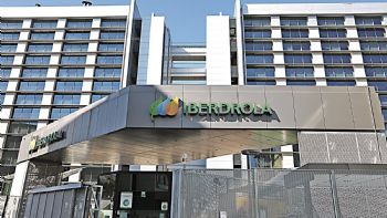 Funcionarios de Hacienda contratados por empresa que intervino en compra de plantas de Iberdrola