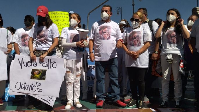 Familiares, amigos y fans marcharon en el Zócalo para exigir justicia para el actor Octavio Ocaña