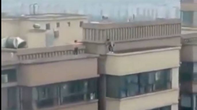 Captan en video a dos niños mientras practicaban saltos de parkour en un edificio de 27 pisos