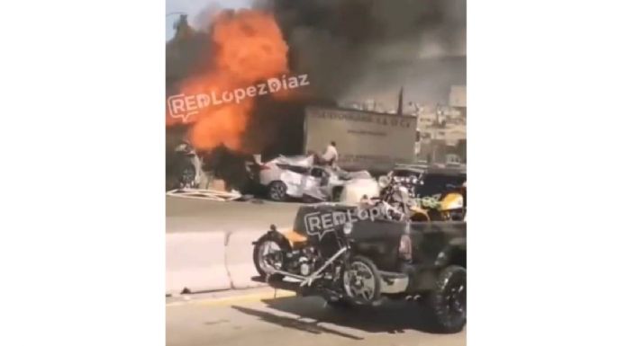 Se salva de morir calcinado en el accidente de la México-Puebla (Video)