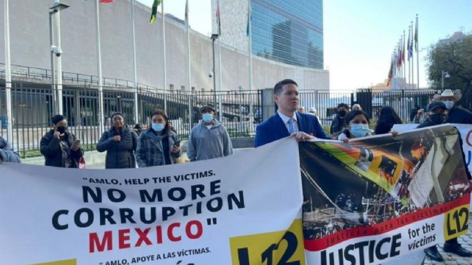 En NY, manifestantes exigen a AMLO justicia para las víctimas de la Línea 12