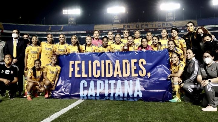 Liliana Mercado recibe el Balón de Oro como mejor jugadora de la Liga MX Femenil