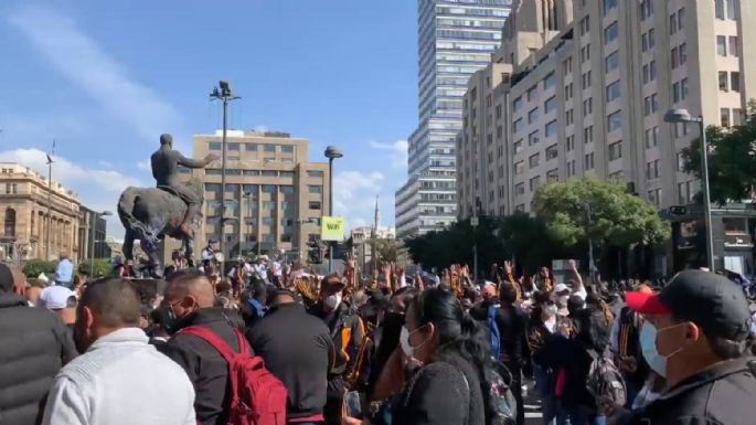 Simpatizantes de AMLO pasan lista en Avenida Juárez antes de enfilar al Zócalo (Videos)
