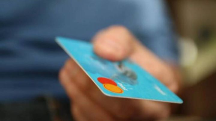 La Condusef aclara si es legal o no el cargo extra por pagar con tarjeta