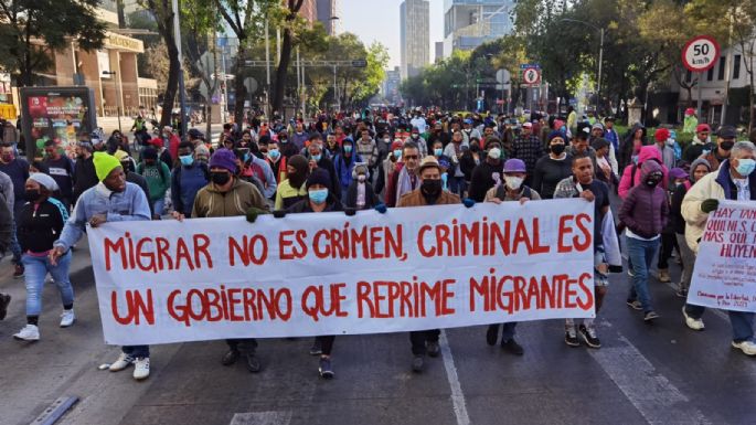 Caravana de migrantes acude a Palacio Nacional; piden a AMLO libre tránsito por el país