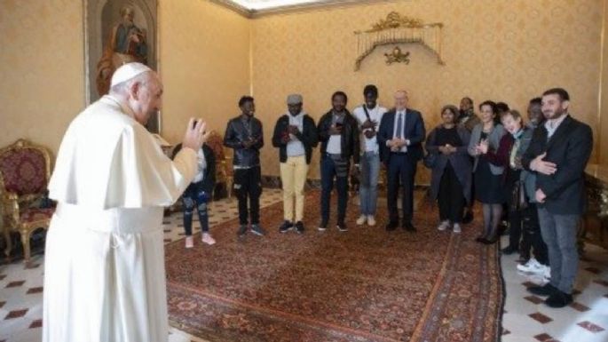 El Papa cumple con su agenda oficial el día de su 85 cumpleaños y recibe a un grupo de refugiados