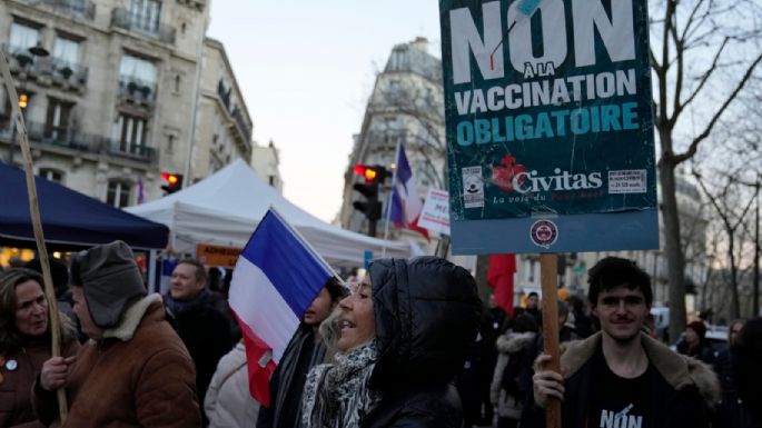 Francia prohíbe las reuniones en Nochevieja y agiliza la tercera dosis