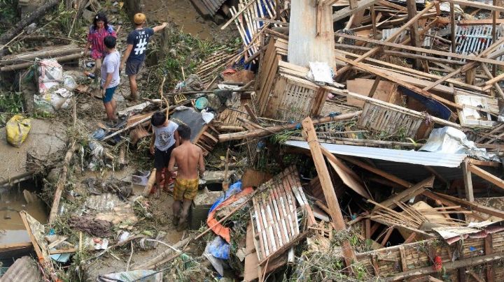 Tifón "Rai" deja ya al menos 99 muertos y casi 500 mil desplazados en Filipinas