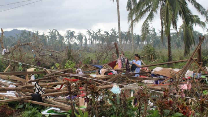 Al menos 169 muertos y medio millón de desplazados por el tifón "Rai" en Filipinas