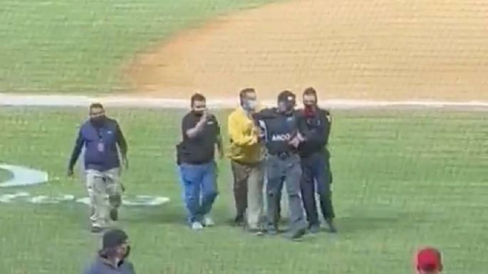 Detienen en pleno juego a un ampáyer tras hacer señas obscenas al público; estaría ebrio (Video)