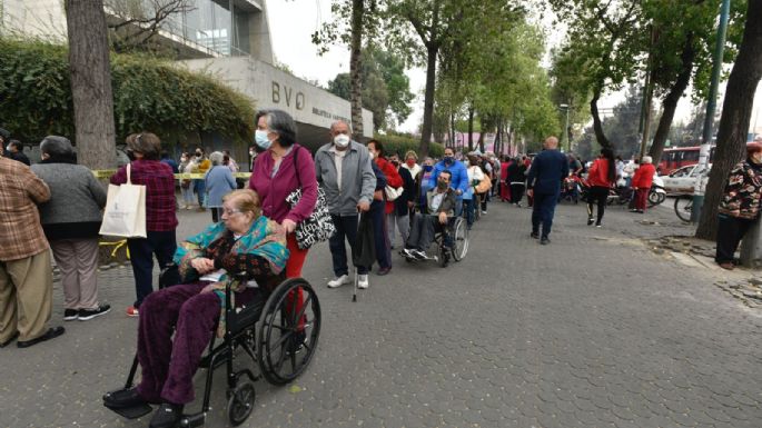 Adultos mayores saturan Biblioteca Vasconcelos por dosis de refuerzo; en Campo Marte, poca afluencia