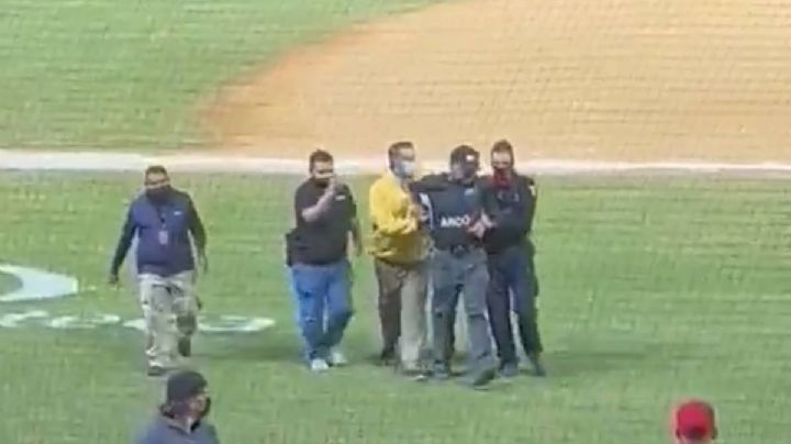 Detienen en pleno juego a un ampáyer tras hacer señas obscenas al público; estaría ebrio (Video)