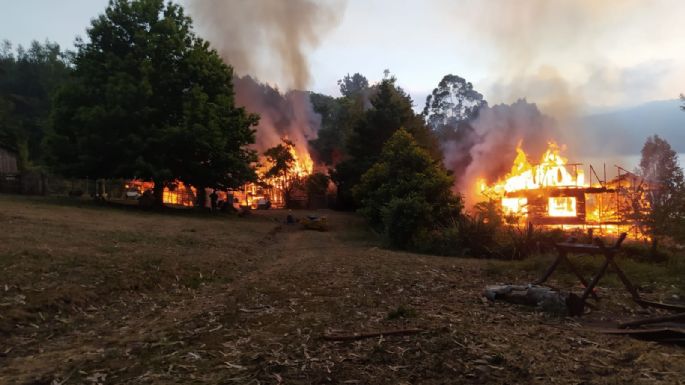 Un grupo de encapuchados destruye 27 inmuebles durante un ataque en el sur de Chile