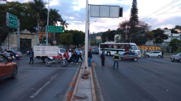 Empleados municipales paralizan Oaxaca para exigir el pago de su aguinaldo