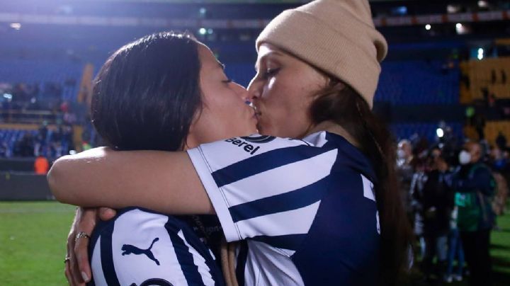 Rebeca Bernal y Janelly Farías celebran con un beso el campeonato de Rayadas