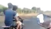 Graban en video carrerita donde jóvenes en motocicleta chocan contra camión en Michoacán