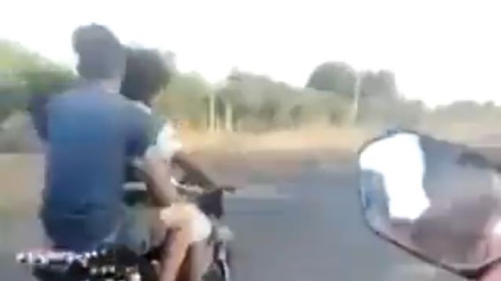Graban en video carrerita donde jóvenes en motocicleta chocan contra camión en Michoacán