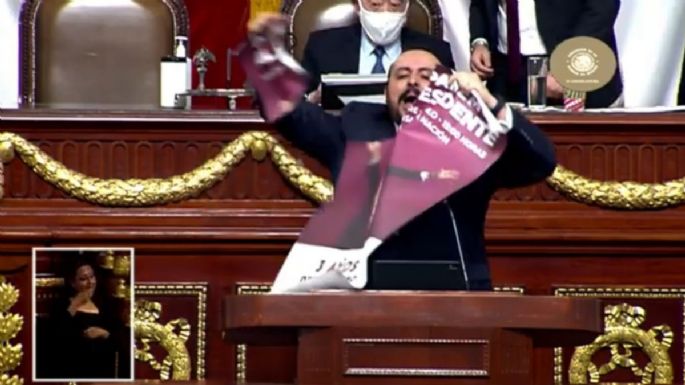 Diputado del PAN acusado de violencia familiar rompe cartel con imagen de AMLO