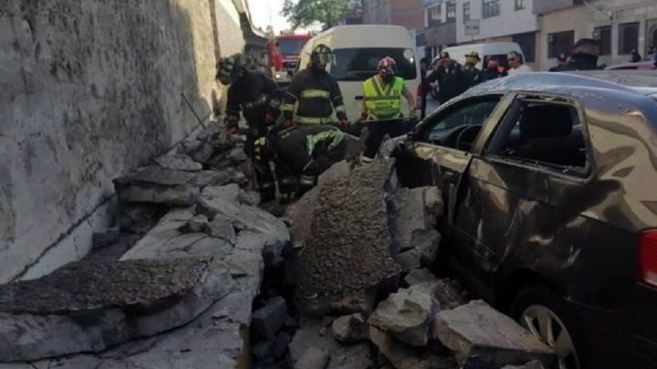 Se desmorona puente vehicular en Circuito Interior y caen trozos de muro sobre vehículos