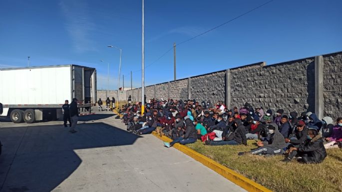 Rescatan a más de 200 migrantes hacinados en un camión en Puebla