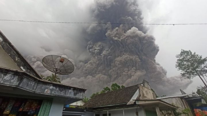 Erupción en Indonesia deja un muerto y obliga a desalojar a miles de personas