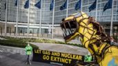 Greenpeace instala un “Taxonosaurus” ante la Comisión Europea contra la inclusión de gas y energía nuclear