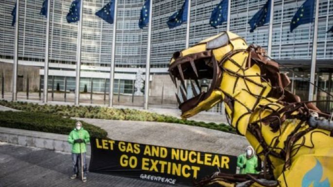 Greenpeace instala un “Taxonosaurus” ante la Comisión Europea contra la inclusión de gas y energía nuclear