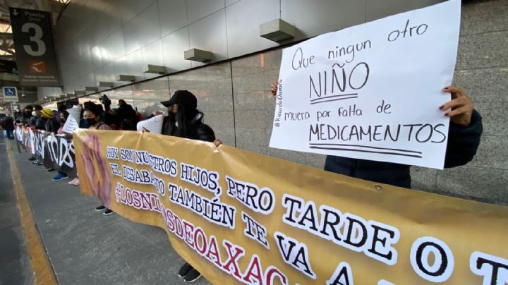 Familiares de pacientes con cáncer protestan en la Terminal 1 del AICM