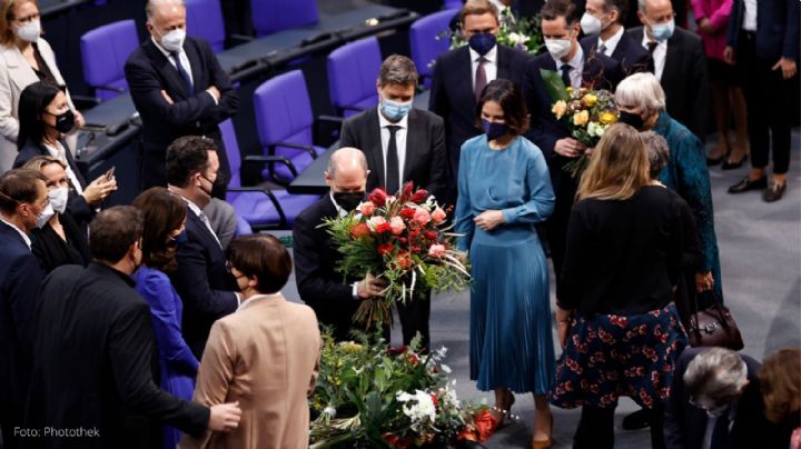 Merkel hace efectivo el traspaso de poder en Alemania deseándole éxito a Scholz